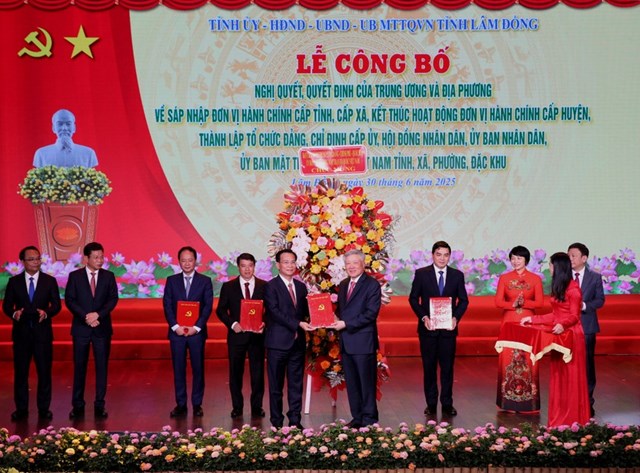 Ủy vi&ecirc;n Bộ Ch&iacute;nh trị, Ph&oacute; Thủ tướng Thường trực Nguyễn Ho&agrave; B&igrave;nh trao c&aacute;c quyết định chỉ định B&iacute; thư, Ph&oacute; B&iacute; thư Tỉnh ủy L&acirc;m Đồng (mới).