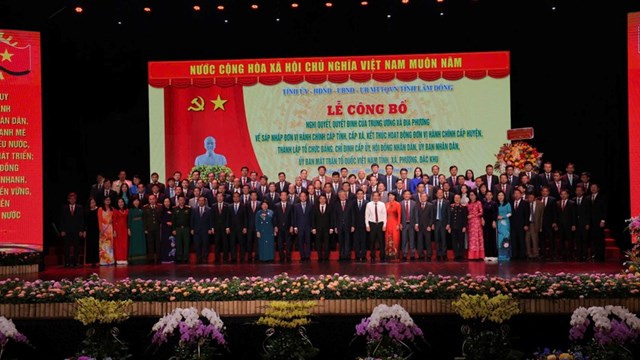 Đảng bộ tỉnh L&acirc;m Đồng (mới) chụp h&igrave;nh lưu niệm c&ugrave;ng l&atilde;nh đạo Ch&iacute;nh phủ, c&aacute;c Ban, Bộ, Ng&agrave;nh Trung ương.
