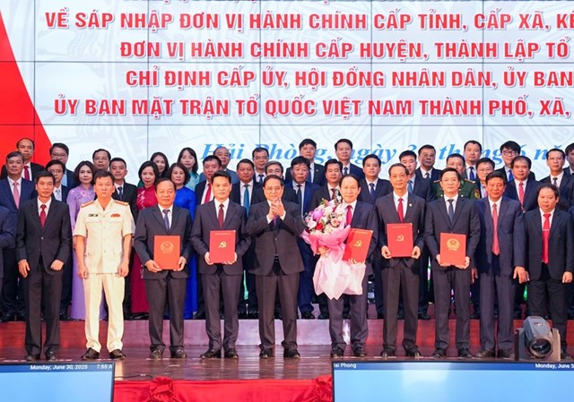 Thủ tướng Phạm Minh Ch&iacute;nh trao Quyết định, tặng hoa ch&uacute;c mừng l&atilde;nh đạo TP Hải Ph&ograve;ng (mới).
