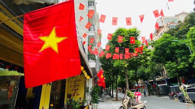 Cờ hoa rực rỡ tại ng&otilde; 10 Nguyễn Văn Huy&ecirc;n.