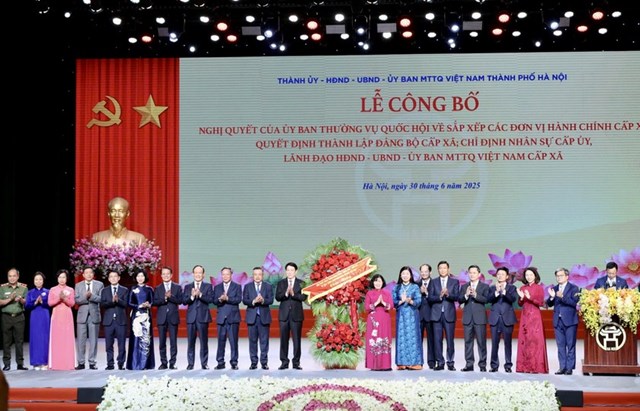 Chủ tịch nước Lương Cường thay mặt Ban Chấp h&agrave;nh Trung ương Đảng, Quốc hội, Ch&iacute;nh phủ v&agrave; Ủy ban Trung ương MTTQ Việt Nam ch&uacute;c mừng, ghi nhận kết quả trong c&ocirc;ng t&aacute;c sắp xếp c&aacute;c đơn vị h&agrave;nh ch&iacute;nh cấp x&atilde; của Đảng bộ, ch&iacute;nh quyền v&agrave; Nh&acirc;n d&acirc;n Thủ đ&ocirc; H&agrave; Nội.