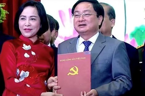 B&agrave; Nguyễn Thị Thanh, Ph&oacute; Chủ tịch Quốc hội trao Quyết định bổ nhiệm &ocirc;ng Nguyễn Văn Quyết, B&iacute; thư Tỉnh ủy Long An giữ chức B&iacute; thư Tỉnh ủy T&acirc;y Ninh mới.