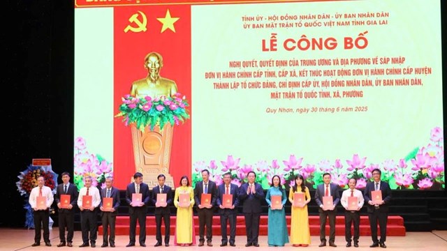 Đồng ch&iacute; Nguyễn Trọng Nghĩa - Ủy vi&ecirc;n Bộ Ch&iacute;nh trị, B&iacute; thư Trung ương Đảng, Trưởng Ban Tuy&ecirc;n gi&aacute;o v&agrave; D&acirc;n vận Trung ương trao c&aacute;c quyết định chỉ định UV, chủ nhiệm, ph&oacute; chủ nhiệm UBKT tỉnh Gia Lai nhiệm kỳ 2020-2025.