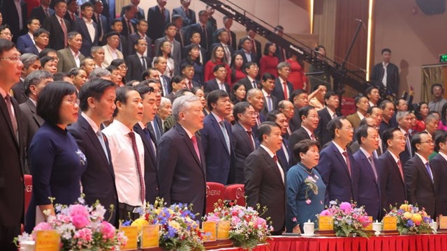 C&aacute;c đại biểu ch&agrave;o cờ.