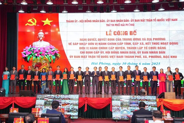 L&atilde;nh đạo c&aacute;c x&atilde;, phường, đặc khu tại Hải Ph&ograve;ng nhận quyết định.