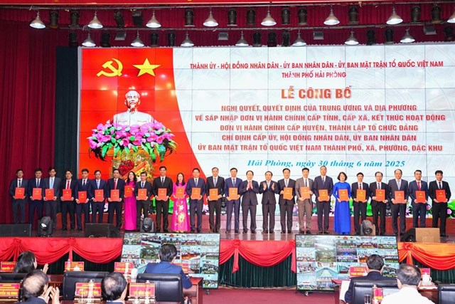 L&atilde;nh đạo TP trao Quyết định cho c&aacute;c x&atilde;, phường, đặc khu tại Hải Ph&ograve;ng.