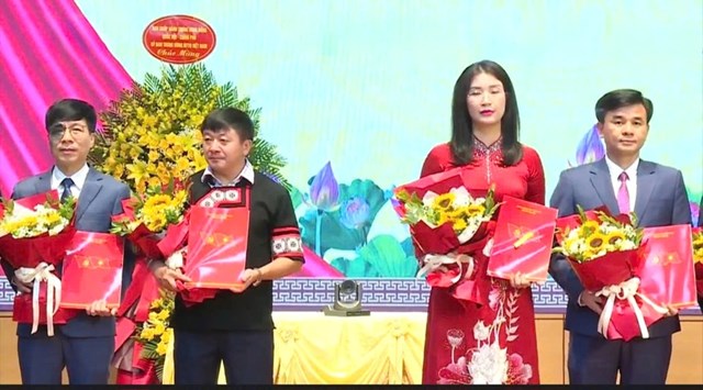 &Ocirc;ng Gi&agrave;ng A T&ocirc;ng (thứ hai từ tr&aacute;i sang) - Chủ tịch UBMTTQ tỉnh Y&ecirc;n B&aacute;i được chỉ định l&agrave;m B&iacute; thư x&atilde; Hạnh Ph&uacute;c mới. Ảnh: Nguyễn Hải