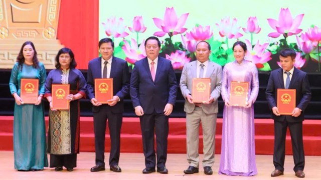 Ông Nguyễn Trọng Nghĩa - Ủy viên Bộ Chính trị, Bí thư Trung ương Đảng, Trưởng Ban Tuyên giáo và Dân vận Trung ương trao quyết định chỉ định Bí thư, Phó Bí thư Tỉnh uỷ Gia Lai.