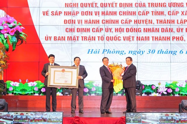 Thủ tướng Ch&iacute;nh phủ trao Quyết định c&ocirc;ng nhận TP Hải Ph&ograve;ng ho&agrave;n th&agrave;nh nhiệm vụ x&acirc;y dựng n&ocirc;ng th&ocirc;n mới năm 2024.