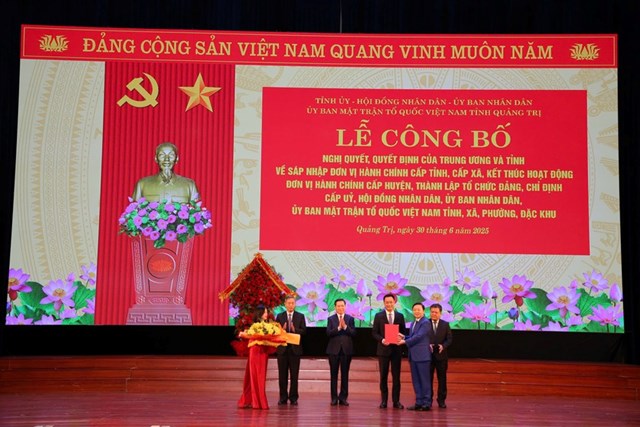 Ph&oacute; Thủ tướng Ch&iacute;nh phủ Trần Hồng H&agrave; trao Quyết định của Bộ Ch&iacute;nh trị về việc chỉ định B&iacute; thư Tỉnh ủy Quảng Trị (mới), nhiệm kỳ 2020-2025 cho &ocirc;ng L&ecirc; Ngọc Quang.