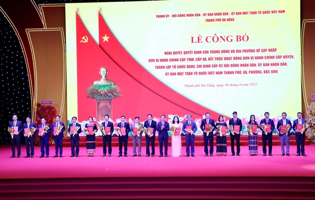 Đ&agrave; Nẵng c&ocirc;ng bố h&agrave;ng loạt nghị quyết, quyết định li&ecirc;n quan đến việc s&aacute;p nhập, tổ chức lại cấp x&atilde;, phường, đặc khu, bao gồm quyết định th&agrave;nh lập đảng bộ, chỉ định nh&acirc;n sự cấp ủy, l&atilde;nh đạo HĐND, UBND, UBMTTQVN c&aacute;c cấp.