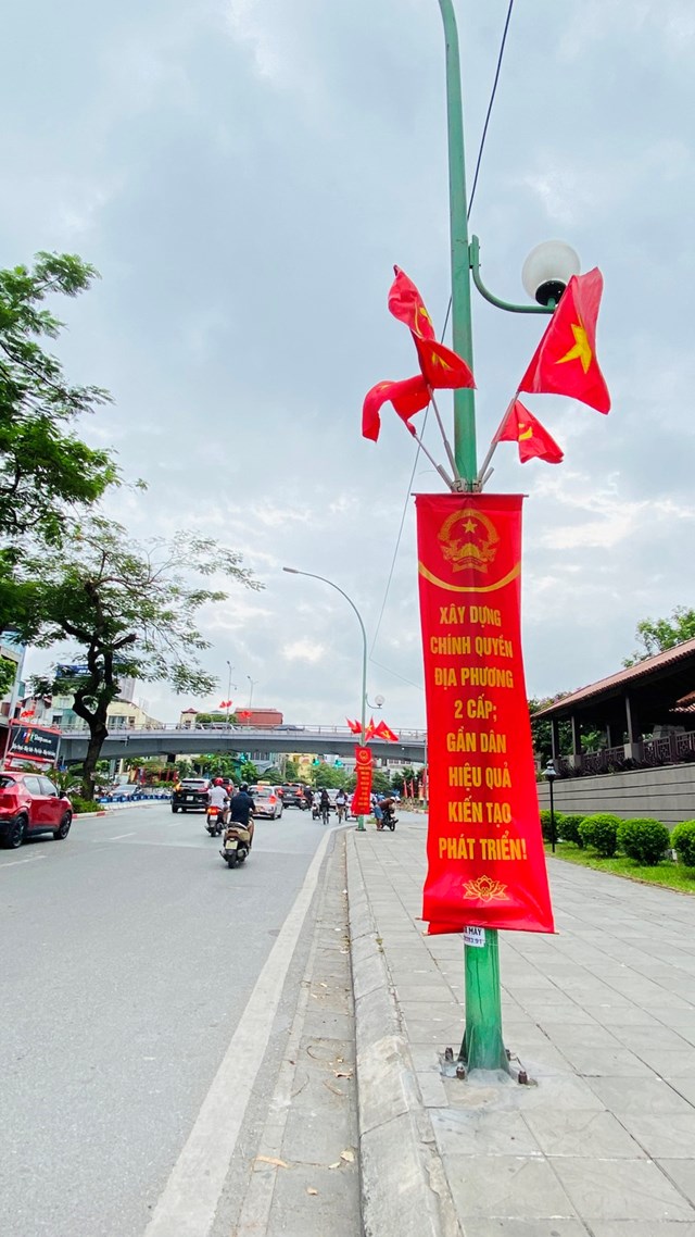 C&aacute;c bảng hiệu, pano, &aacute;p ph&iacute;ch khổ lớn được dựng l&ecirc;n tại nhiều vị tr&iacute; trung t&acirc;m, truyền tải th&ocirc;ng điệp về một bước ngoặt lịch sử v&agrave; những kỳ vọng v&agrave;o m&ocirc; h&igrave;nh ch&iacute;nh quyền hai cấp mới - tinh gọn, hiệu quả v&agrave; gần d&acirc;n hơn.