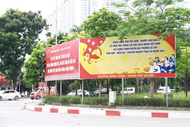D&ograve;ng xe cộ tấp nập tr&ecirc;n con phố được trang ho&agrave;ng c&aacute;c &aacute;p ph&iacute;ch tuy&ecirc;n truyền, thể hiện nhịp sống s&ocirc;i động của H&agrave; Nội trong những ng&agrave;y n&agrave;y.