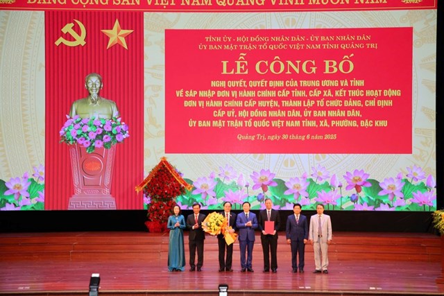 Ph&oacute; Thủ tướng Ch&iacute;nh phủ Trần Hồng H&agrave; trao Quyết định chỉ định Chủ tịch HĐND tỉnh Quảng Trị mới v&agrave; ra mắt ban thường trực HĐND v&agrave; UBMTTQVN tỉnh.