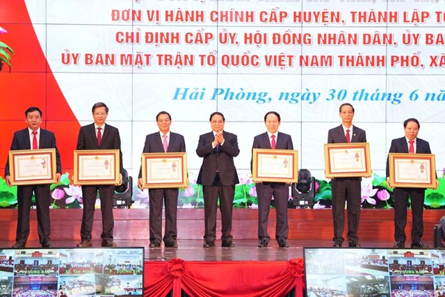 Thừa ủy quyền của Chủ tịch nước, Thủ tướng Ch&iacute;nh phủ trao Hu&acirc;n chương Lao động cho c&aacute;c l&atilde;nh đạo TP Hải Ph&ograve;ng v&agrave; tỉnh Hải Dương.