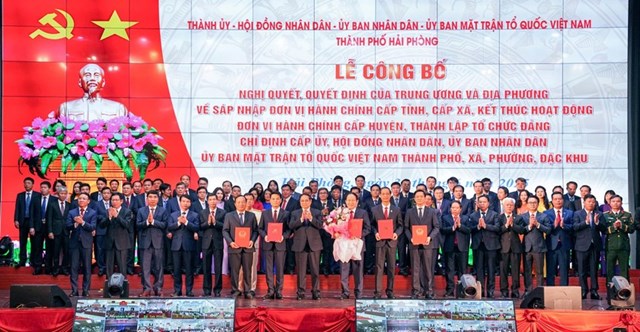 Thủ tướng Phạm Minh Chính trao Quyết định tặng hoa chúc mừng BCH Đảng bộ TP Hải Phòng (mới).