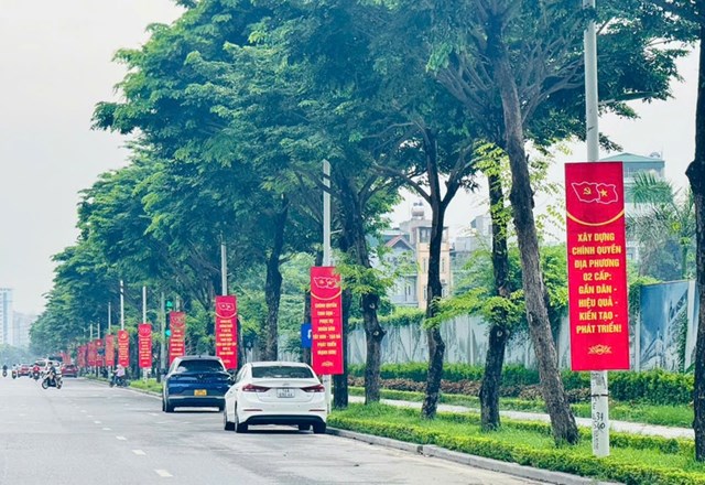 Con đường Trịnh Văn B&ocirc; với những biểu ngữ, khẩu hiệu rực rỡ.