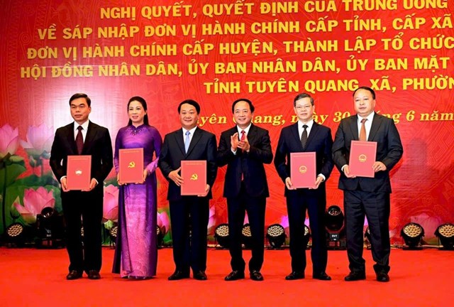 C&aacute;c l&atilde;nh đạo chủ chốt của tỉnh Tuy&ecirc;n Quang (mới).