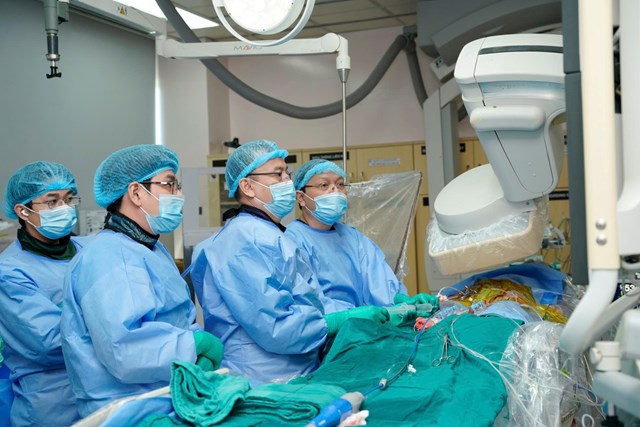 PGS TS BS. Nguyễn Hoàng Định cùng ê kip thực hiện kỹ thuật.