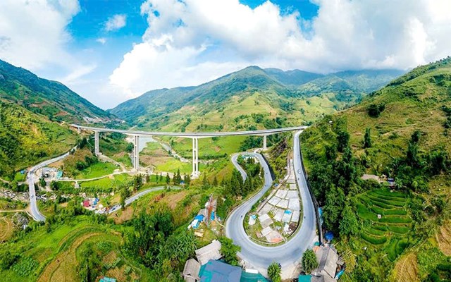 Cầu Móng Sến – cầu cạn có trụ cao nhất Việt Nam nối đến Khu du lịch Quốc gia Sa Pa thuộc thôn Chu Lìn 2, xã Tả Phìn, tỉnh Lào Cai Ảnh: Chảo Láo Lở
