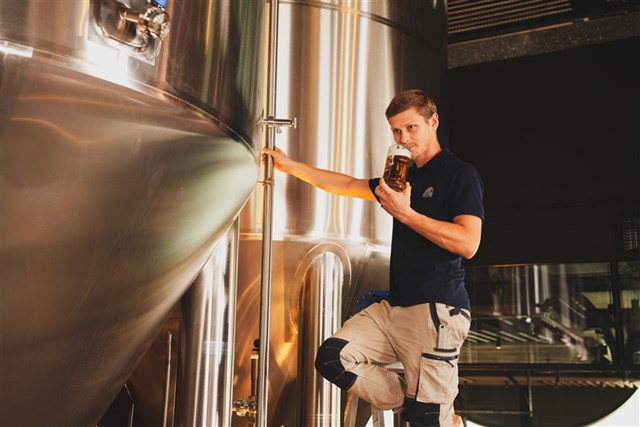 Tim Burkardt &ndash; một nghệ nh&acirc;n ủ bia (Brewmaster) người &Uacute;c trực tiếp sản xuất v&agrave; gi&aacute;m s&aacute;t chất lượng tại Ba Na Brew House.