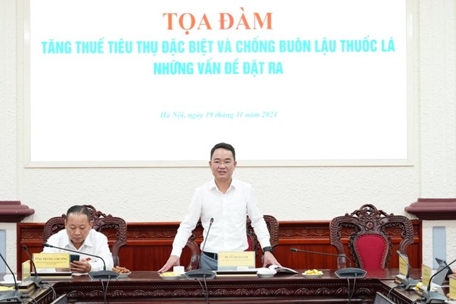 TS. Vũ Ho&agrave;i Nam, Tổng Bi&ecirc;n tập B&aacute;o Ph&aacute;p luật Việt Nam ph&aacute;t biểu khai mạc Toạ đ&agrave;m.