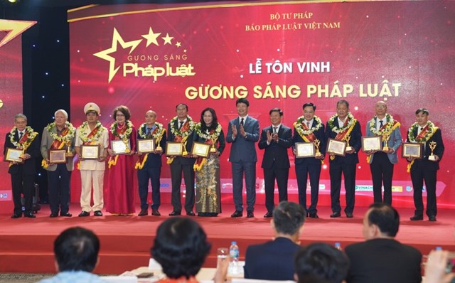 Lễ vinh danh &ldquo;Gương s&aacute;ng Ph&aacute;p luật&rdquo; năm 2023. (Ảnh: PV).