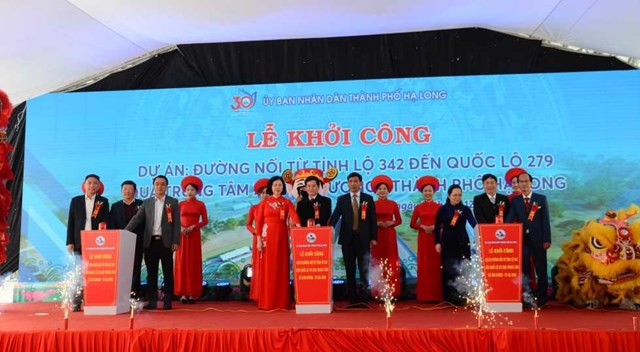 Các đại biểu thực hiện nghi thức khởi công dự án Đường nối từ tỉnh lộ 342 đến QL279 qua trung tâm xã Sơn Dương. 