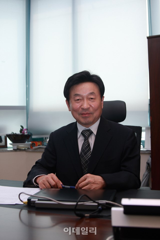 &Ocirc;ng&nbsp;Gim Seong-gon l&agrave; chủ tịch c&ocirc;ng ty sản xuất th&aacute;p gi&oacute; lớn nhất thế giới. Ảnh: CS Wind
