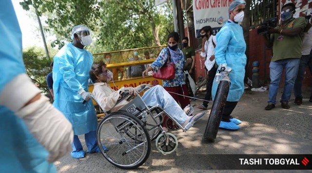 Một bệnh nhân với bình oxy chờ được nhập viện LNJP ở New Delhi hôm thứ Năm. (Ảnh IndianExpress: Tashi Tobgyal)