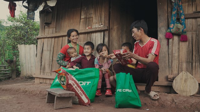 T&uacute;i gạo nhỏ cho c&aacute;i bụng ng&agrave;y Tết th&ecirc;m no. Chi&ecirc;́c chăn &acirc;́m đ&ecirc;̉ ngày xu&acirc;n kh&ocirc;ng còn lạnh lẽo. M&ocirc;̣t ít ti&ecirc;̀n mặt đ&ecirc;̉ trở lại tăng gia sản xu&acirc;́t, bắt đ&acirc;̀u m&ocirc;̣t khởi đ&acirc;̀u mới. Hy vọng đ&acirc;y sẽ l&agrave; động lực để b&agrave; con vùng cao tiếp tục cố gắng vươn l&ecirc;n v&agrave; c&oacute; một m&ugrave;a xu&acirc;n an l&agrave;nh, trọn niềm vui. &nbsp;