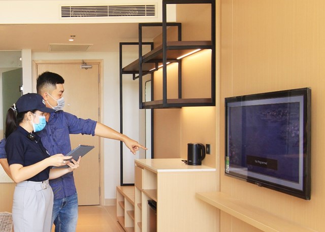 Kh&aacute;ch h&agrave;ng đối chiếu c&aacute;c trang thiết bị, nội thất trong căn hộ th&ocirc;ng qua&nbsp;ứng dụng 360&deg; virtual tour &nbsp;