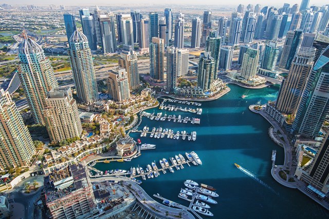 Dubai Marina đẹp lung linh với h&igrave;nh ảnh c&aacute;c t&ograve;a th&aacute;p chọc trời, tổ hợp mua sắm quy m&ocirc;,&nbsp;c&aacute;c nh&agrave; h&agrave;ng, qu&aacute;n bar lu&ocirc;n s&ocirc;i&nbsp;động... c&ugrave;ng những cơ ngơi sang trọng hay bến đậu du thuyền ho&agrave;nh tr&aacute;ng. &nbsp;