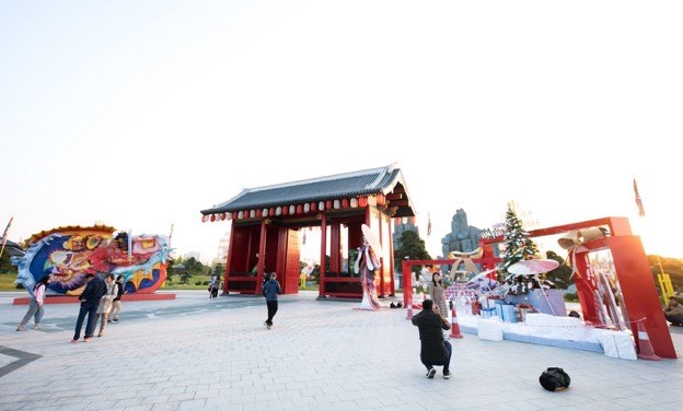 C&aacute;nh cổng trời Torii với sắc đỏ đặc trưng dẫn lối v&agrave;o vườn Nhật. &nbsp;