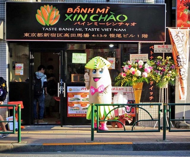 Cửa h&agrave;ng B&aacute;nh m&igrave; Xin ch&agrave;o tr&ecirc;n con phố Waseda, Tokyo.