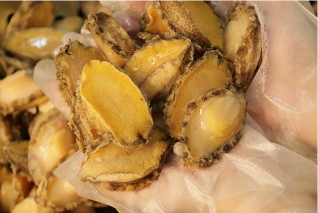 Bào ngư tươi - nguyên liệu làm nên món chả mực bào ngư thượng hạng. Loại hải sản quý này  là một trong tám món ăn tuyệt phẩm gọi là “bát trân” thường xuất hiện trong các bữa ăn sang trọng