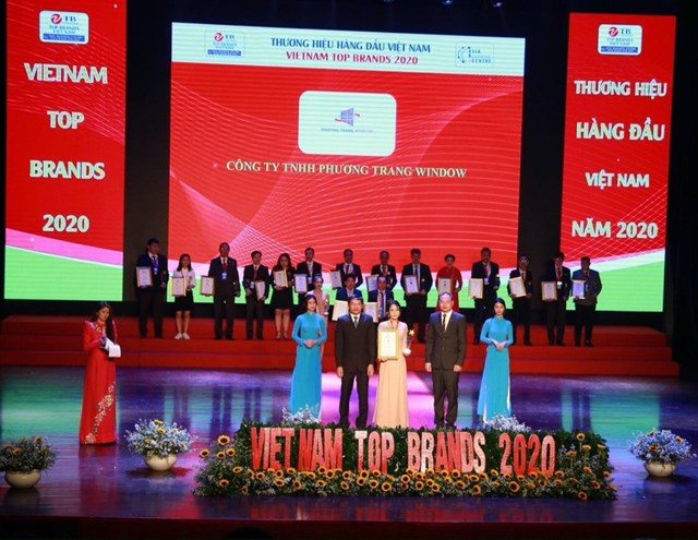 Ca sĩ doanh nhân Phương Trang - Giám đốc công ty Phương Trang window nhận danh hiệu Top 50 Thương hiệu uy tín hàng đầu việt nam 2020