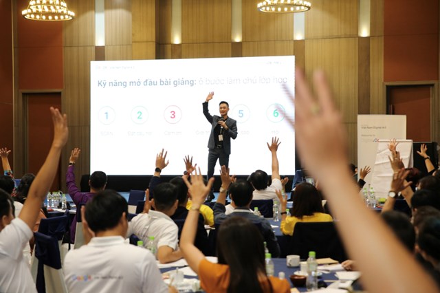 Anh Huỳnh Tiến Thịnh chia sẻ Kỹ năng làm chủ sân khấu tới các Trainer của Bệ phóng Việt Nam Digital 4.0 – một sáng kiến của Google