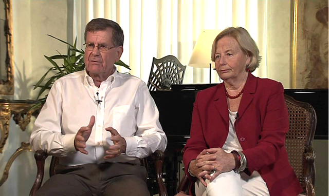 GS Robert Beaglehole và GS Ruth Bonita, hai cựu viên chức WHO.