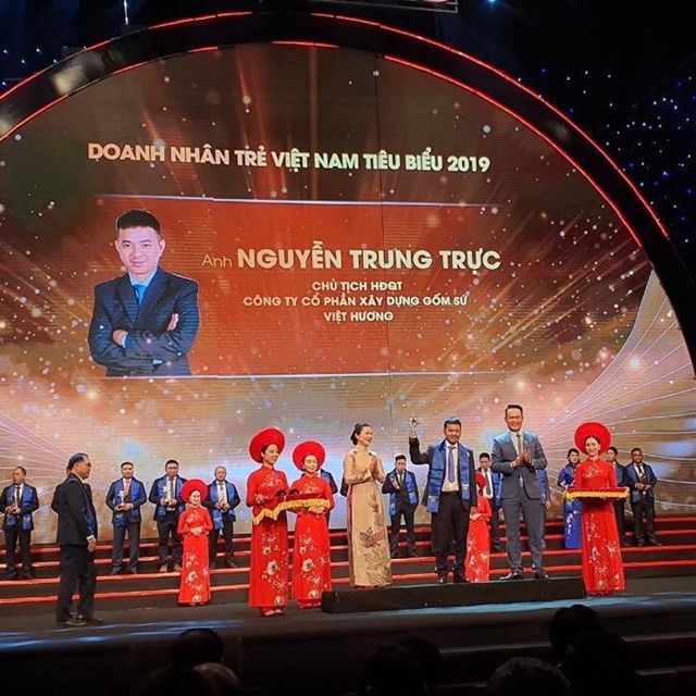 Doanh nhân Nguyễn Trung Trực được trao tặng giải thưởng Sao Đỏ năm 2019
