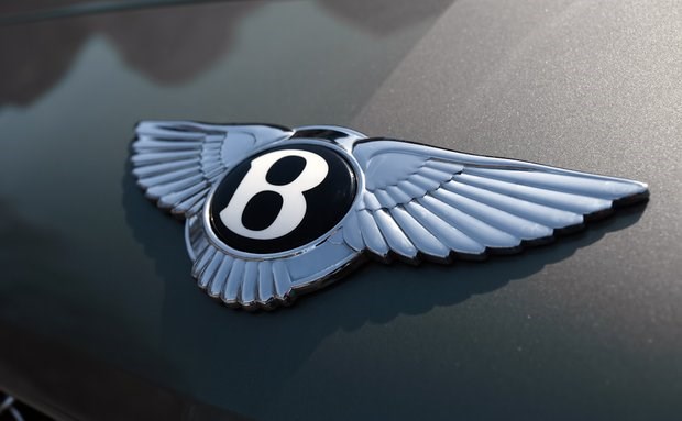 Chữ B và biểu tượng đôi cánh