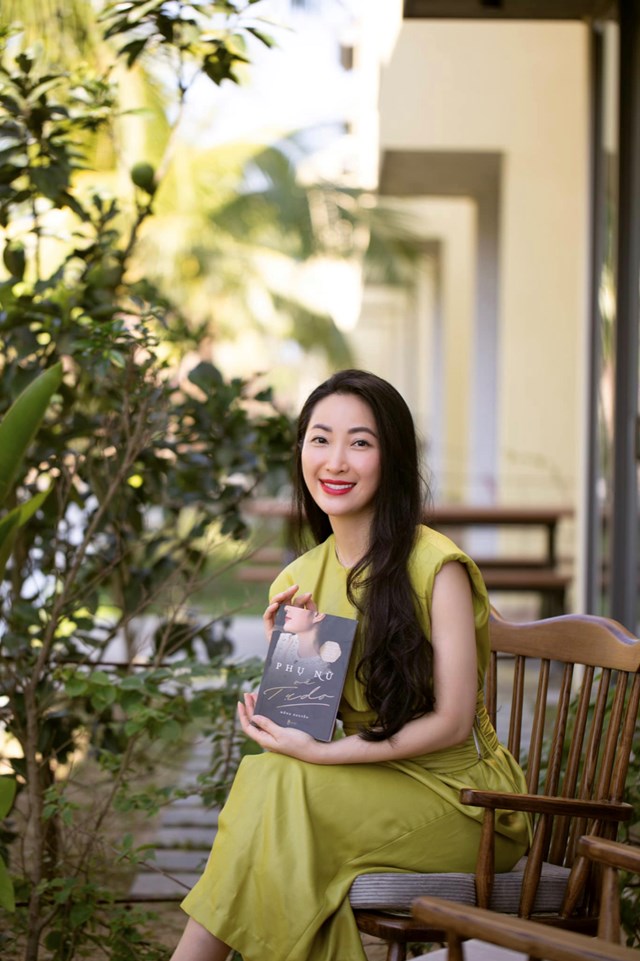 CEO Hồng Nguyễn cùng cuốn sách do chính cô là tác giả