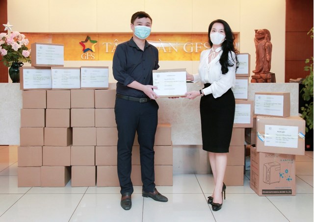 Bà Nguyễn Hồng Hạnh trao tặng thùng thuốc và các trang thiết bị phòng, chống và điều trị bệnh SARS-CoV-2 tới CBNV Tập đoàn GFS