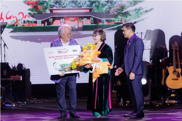 Đại diện VNGroup trao tặng tài trợ Quỹ Trịnh Công Sơn cho gia đình nhạc sĩ Trịnh Công Sơn