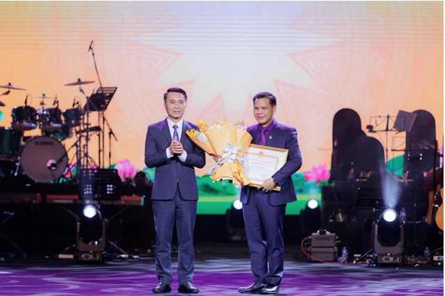 Ông Vũ Văn Thành - Chủ tịch HĐQT kiêm Tổng Giám đốc VNGroup nhận bằng khen  của UBND TP. Hà Nội