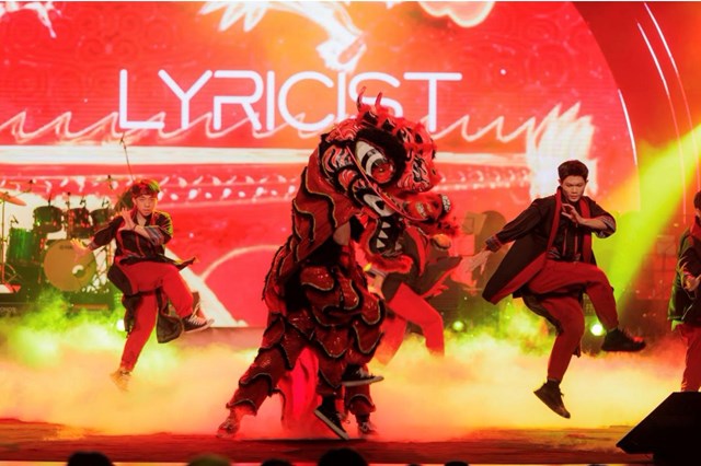 Alexander Tú và nhóm nhảy Lyricist trình diễn tiết mục “Dragon”