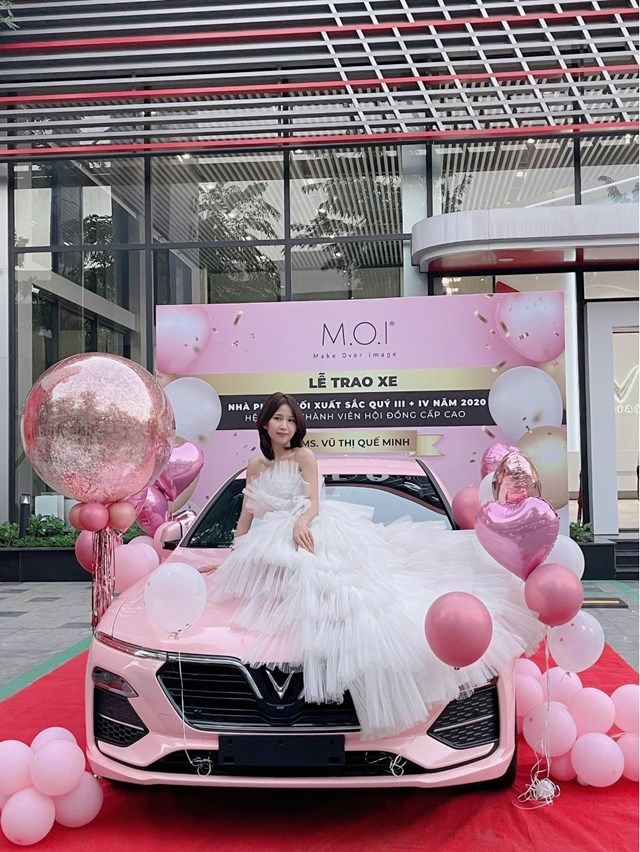 Nữ doanh nhân bạc tỷ Hà thành Ms. Vũ Thị Quế Minh - người duy nhất sở hữu siêu xe Vinfast Lux A2.0 phiên bản màu hồng ngọt ngào duy nhất trên thị trường. 