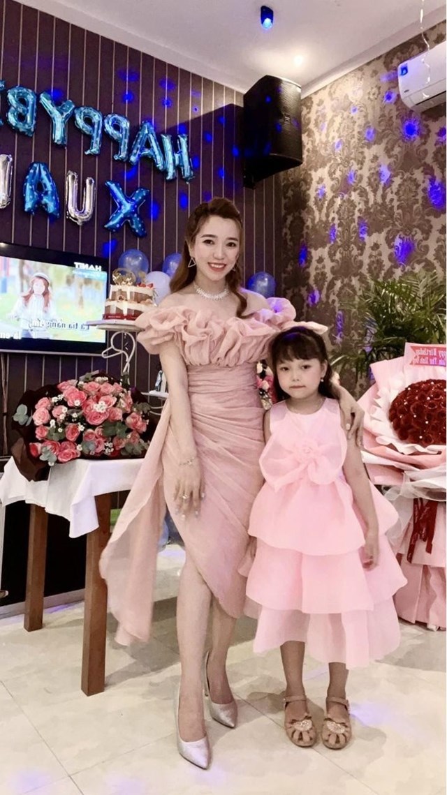 Chị Dương Thị Xuân Thư cùng con gái