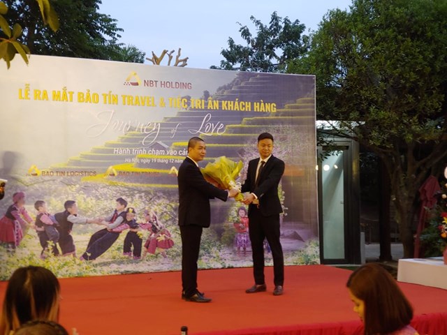 Ông Nguyễn Văn Biên (phải) chúc mừng Giám đốc Bảo Tín Travel Nguyễn Khắc Tiến