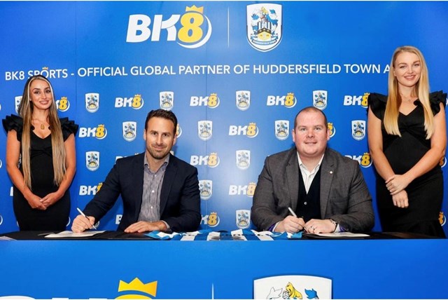 Đối t&#225;c to&#224;n cầu mới của Club Huddersfield Town - Ảnh 1